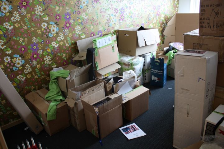 376994-1 Profilkläder, julgranar, hylla med kontorsutensilier samt give aways