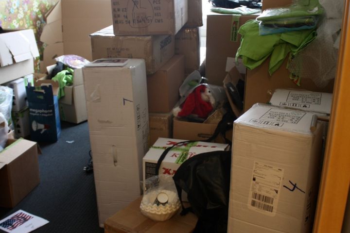 376994-2 Profilkläder, julgranar, hylla med kontorsutensilier samt give aways