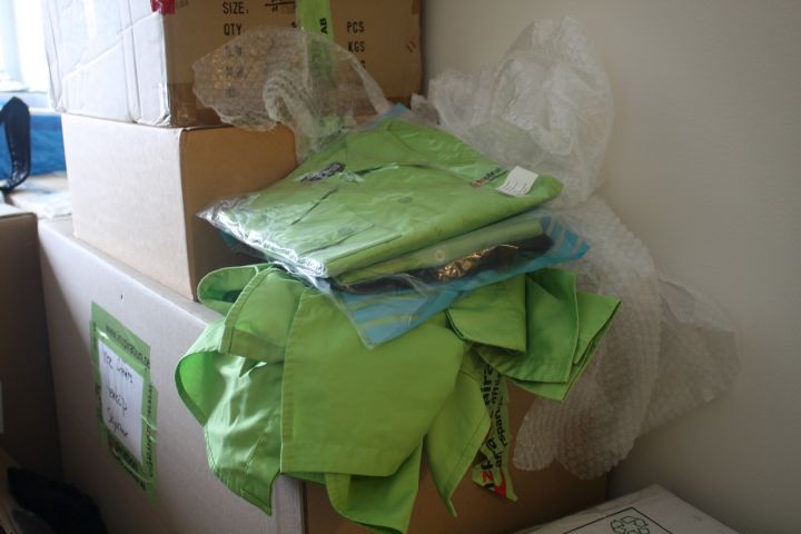 376994-3 Profilkläder, julgranar, hylla med kontorsutensilier samt give aways