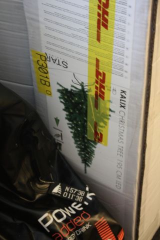 376994-4 Profilkläder, julgranar, hylla med kontorsutensilier samt give aways