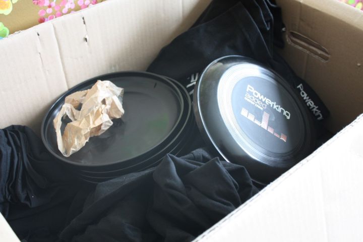 376994-5 Profilkläder, julgranar, hylla med kontorsutensilier samt give aways