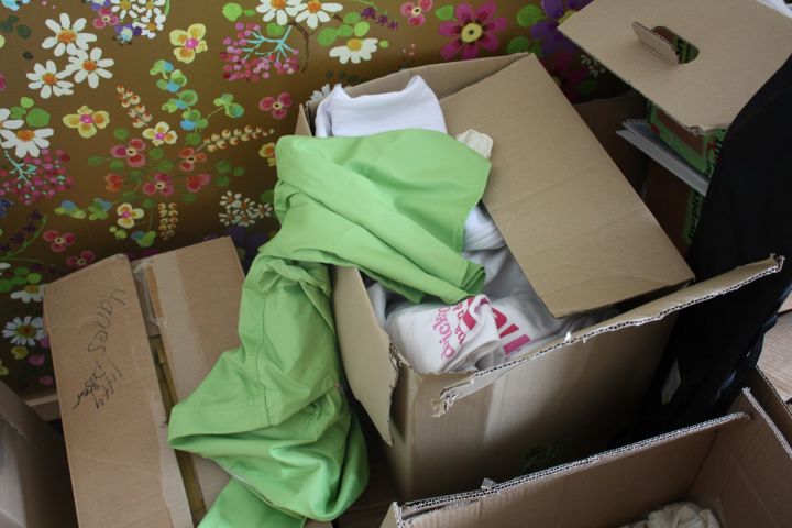 376994-6 Profilkläder, julgranar, hylla med kontorsutensilier samt give aways