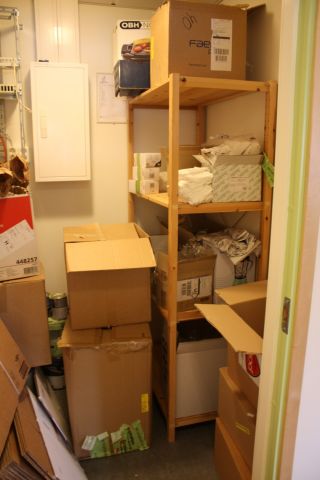 376994-7 Profilkläder, julgranar, hylla med kontorsutensilier samt give aways