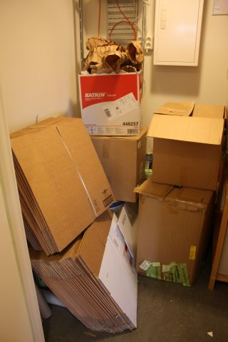 376994-8 Profilkläder, julgranar, hylla med kontorsutensilier samt give aways