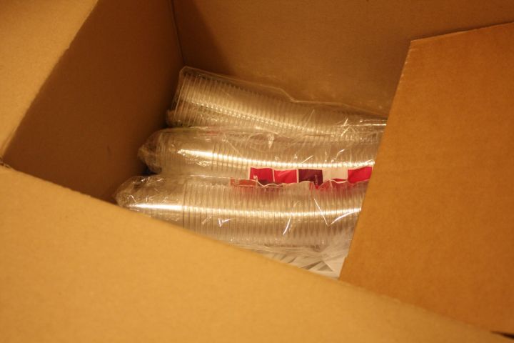 376994-9 Profilkläder, julgranar, hylla med kontorsutensilier samt give aways