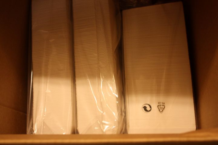 376994-10 Profilkläder, julgranar, hylla med kontorsutensilier samt give aways