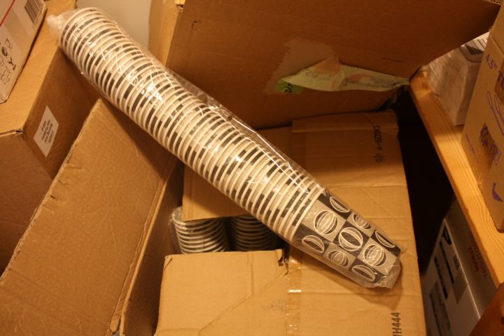 376994-11 Profilkläder, julgranar, hylla med kontorsutensilier samt give aways