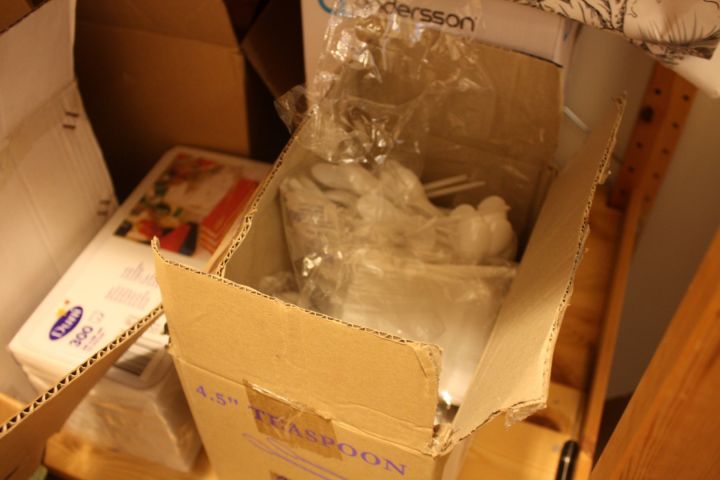 376994-12 Profilkläder, julgranar, hylla med kontorsutensilier samt give aways