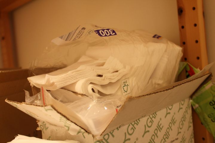 376994-13 Profilkläder, julgranar, hylla med kontorsutensilier samt give aways