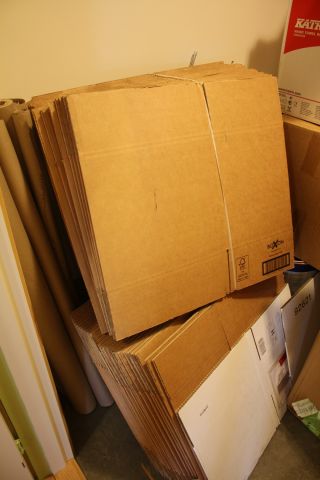 376994-14 Profilkläder, julgranar, hylla med kontorsutensilier samt give aways