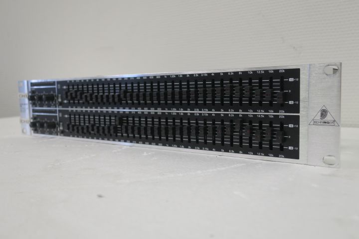 376389--2 Equalizer Ultra-Graph PRO GEQ3102