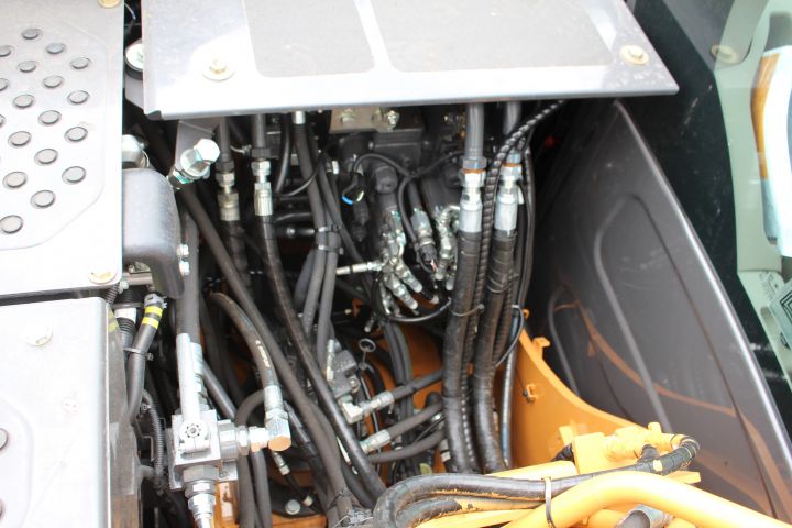 381649-19 CASE CX130D