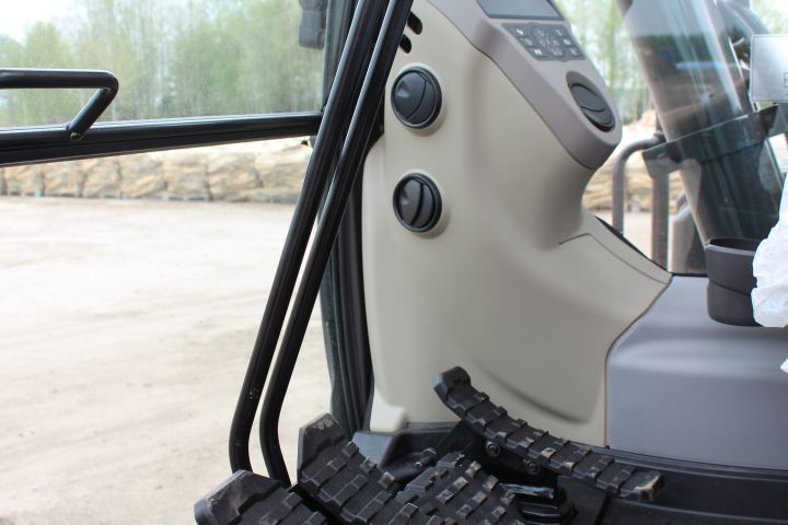 381649-29 CASE CX130D