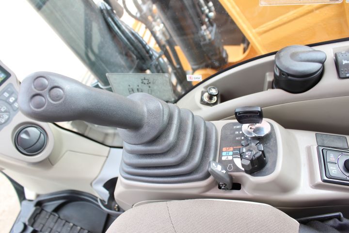 381649-46 CASE CX130D