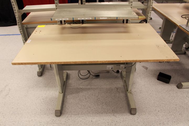 381214--4 ESD Arbetsbord/montörsbänk elektriskt höj/sänkbart