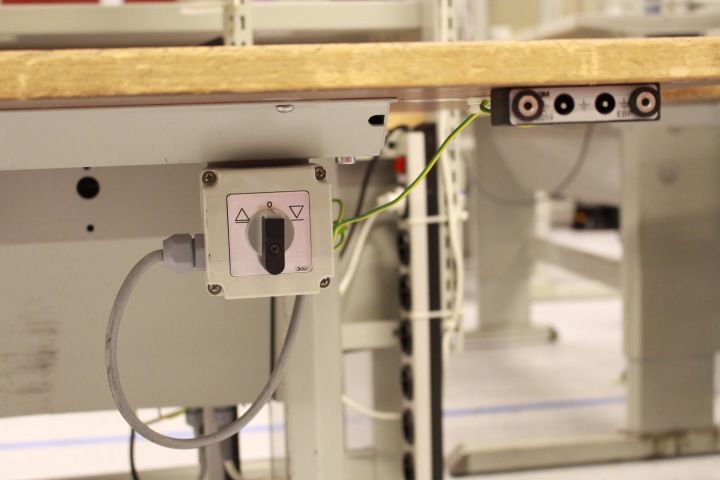 381214--2 ESD Arbetsbord/montörsbänk elektriskt höj/sänkbart