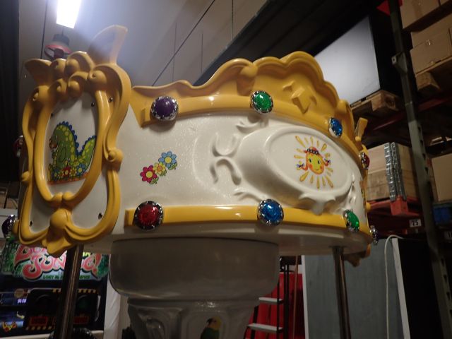 355140-1 Karusell med hästar