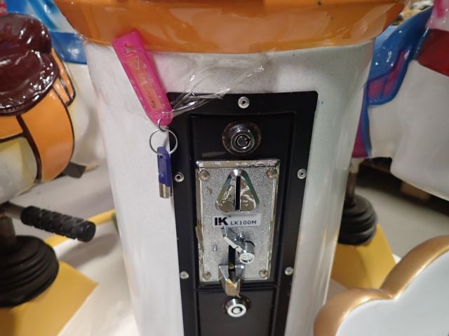 355140-2 Karusell med hästar