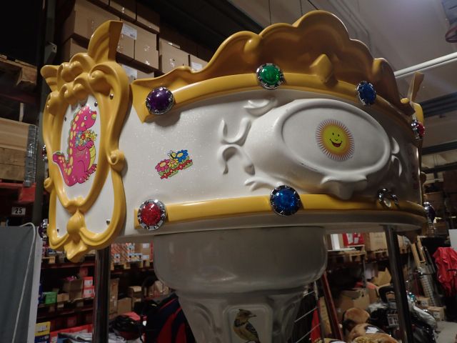 355140-1 Karusell med hästar