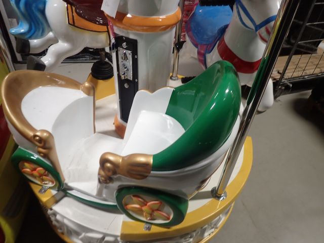 355140-2 Karusell med hästar