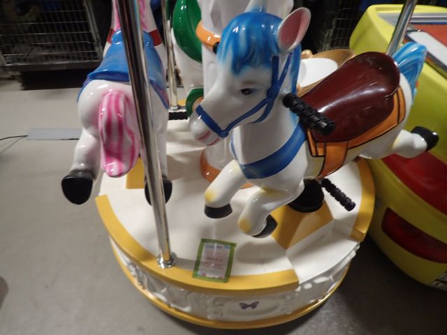 355140-3 Karusell med hästar