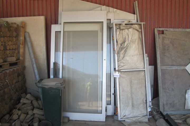 233441-2 Dörrparti samt tält