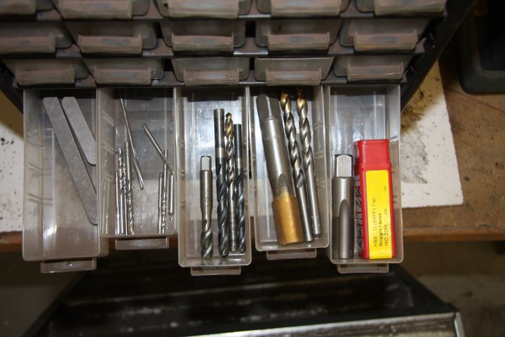 375923-2 Raaco cabinet with contence