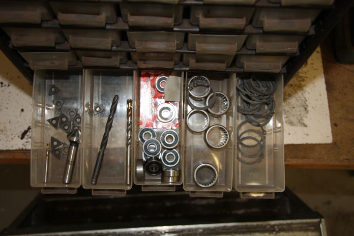 375923-2 Raaco cabinet with contence