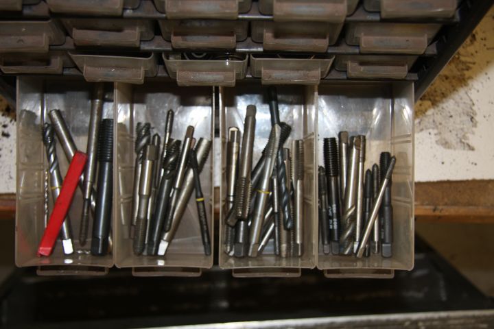 375923-3 Raaco cabinet with contence