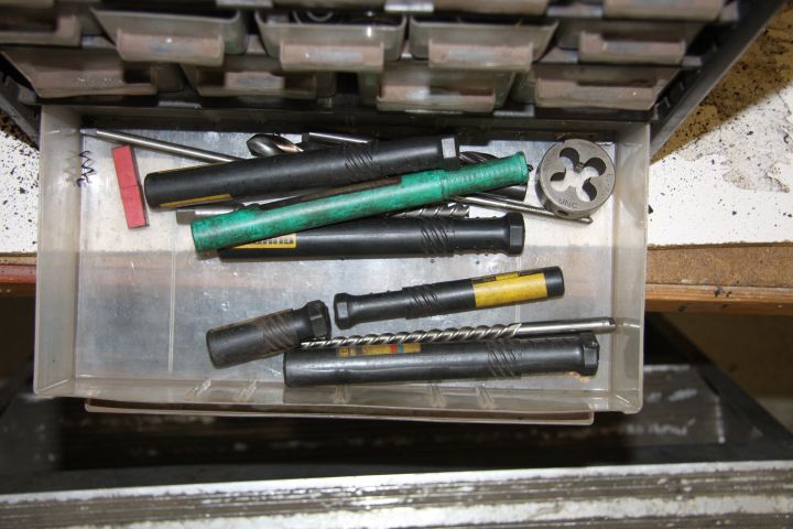 375923-3 Raaco cabinet with contence