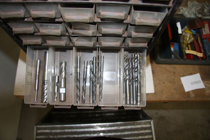 375923-1 Raaco cabinet with contence