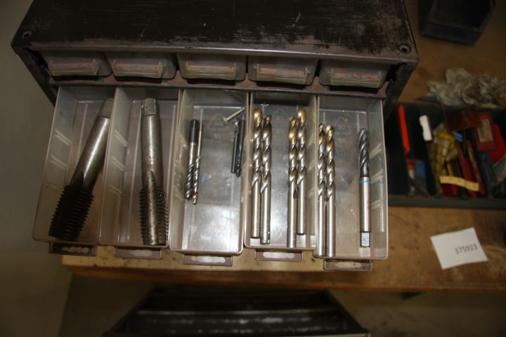 375923-4 Raaco cabinet with contence