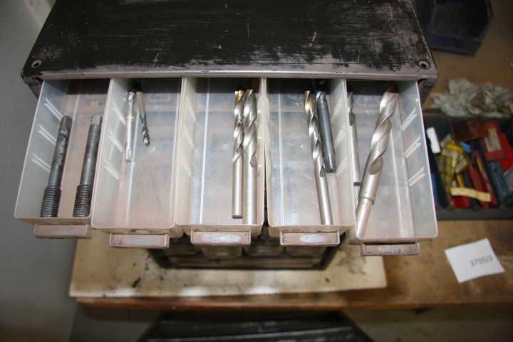 375923-4 Raaco cabinet with contence