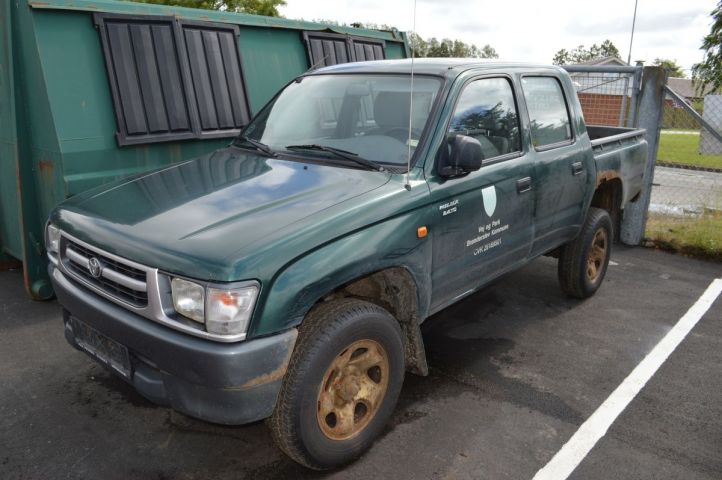 384279-1 Toyota Hilux 2.4 TD