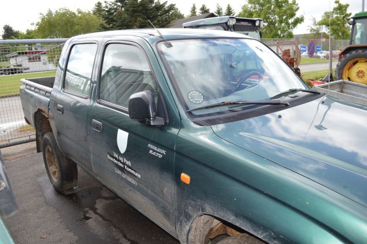 384279-3 Toyota Hilux 2.4 TD
