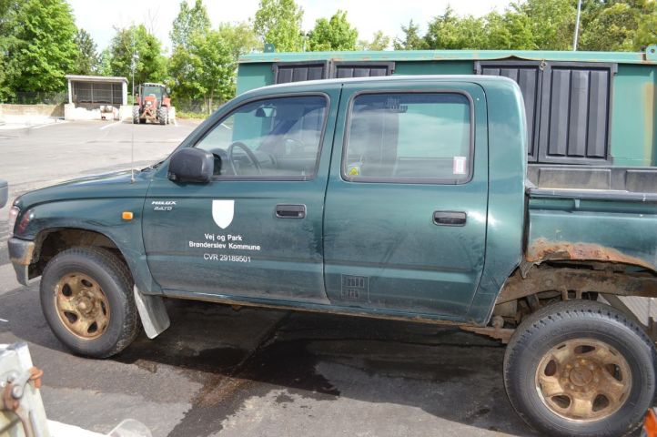 384279-6 Toyota Hilux 2.4 TD