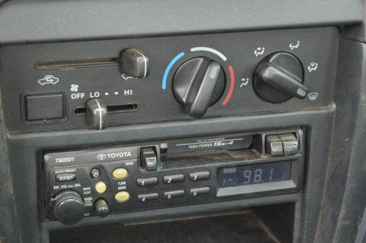 384279-10 Toyota Hilux 2.4 TD