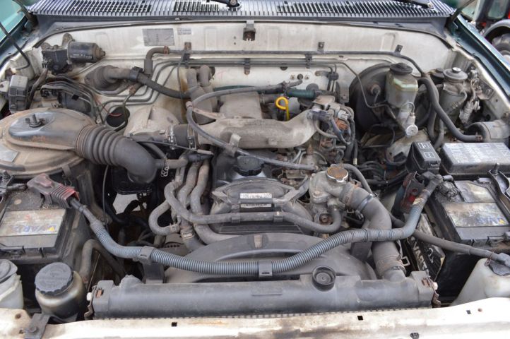 384279-13 Toyota Hilux 2.4 TD