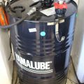 377360-1 Yamahalube oljefat med ca 100 liter 10-40 olja kvar, Obs exkl pump o slang.