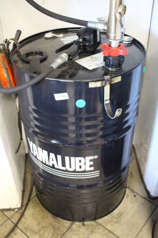 377360-1 Yamahalube oljefat med ca 100 liter 10-40 olja kvar, Obs exkl pump o slang.
