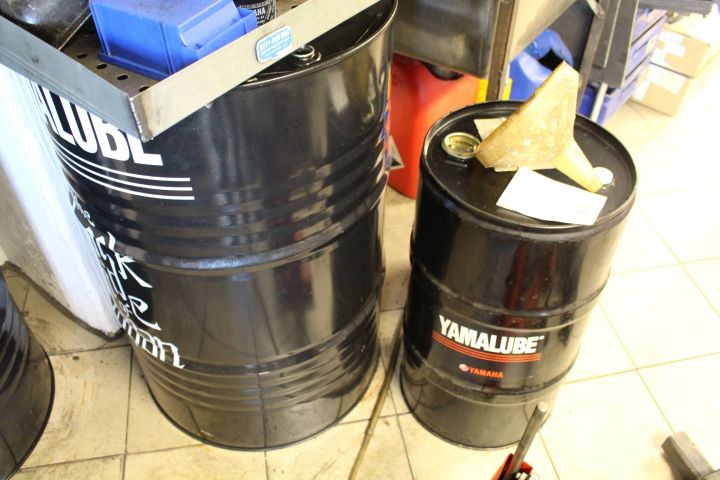 377360-2 Yamahalube oljefat med ca 100 liter 10-40 olja kvar, Obs exkl pump o slang.