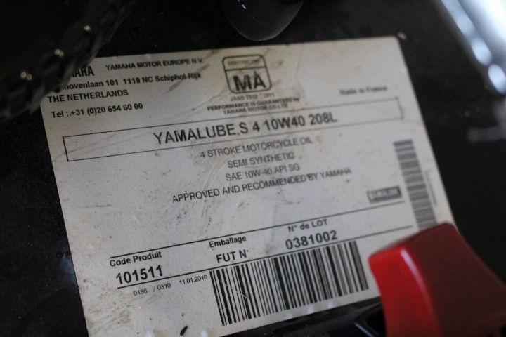 377360-4 Yamahalube oljefat med ca 100 liter 10-40 olja kvar, Obs exkl pump o slang.