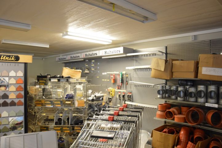 382210-1 Butiksinredning högplåtar inkl hyllor och spjut