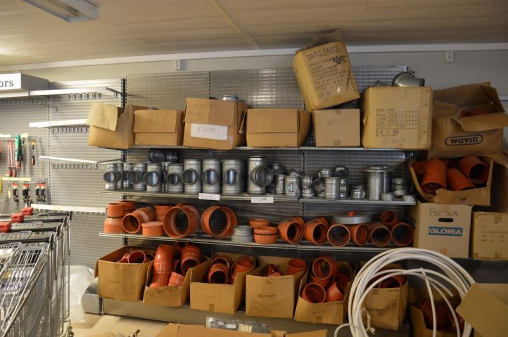 382210-2 Butiksinredning högplåtar inkl hyllor och spjut