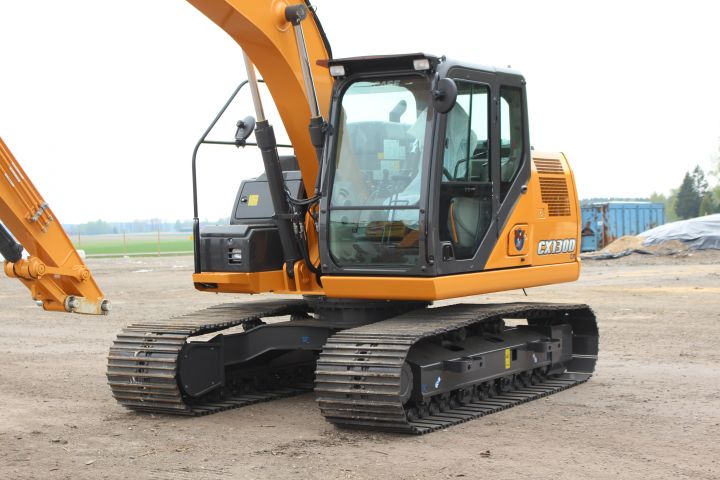 381649-8 CASE CX130D