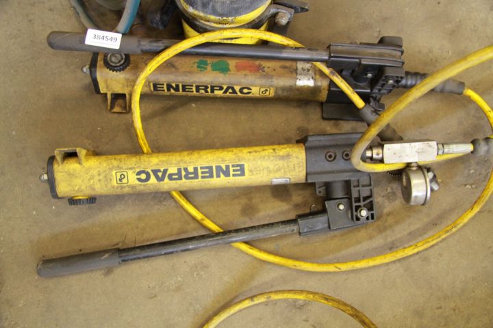384549-2 Hydrauliska Handpumpar, Enerpac, med 2 st domkrafter.