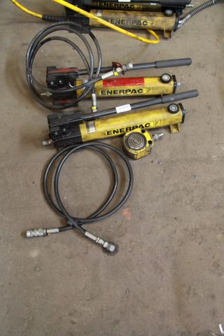 384559-1 Hydrauliska Handpumpar, Enerpac, med domkraft.