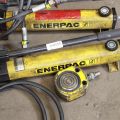 384559-2 Hydrauliska Handpumpar, Enerpac, med domkraft.