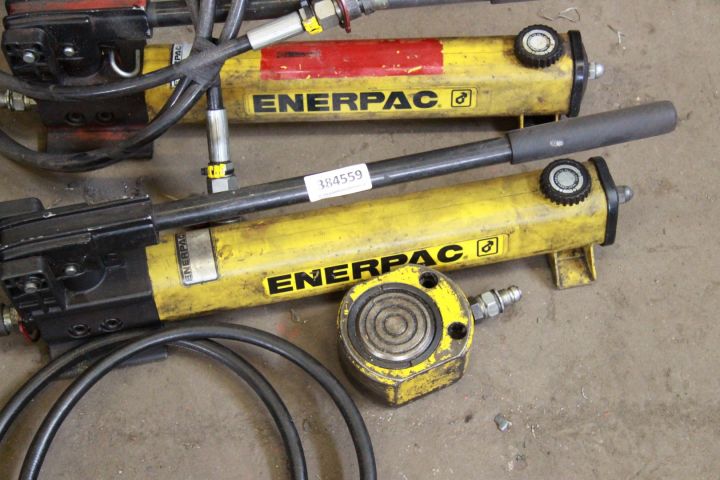 384559-2 Hydrauliska Handpumpar, Enerpac, med domkraft.