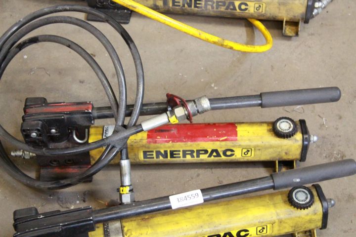 384559-3 Hydrauliska Handpumpar, Enerpac, med domkraft.